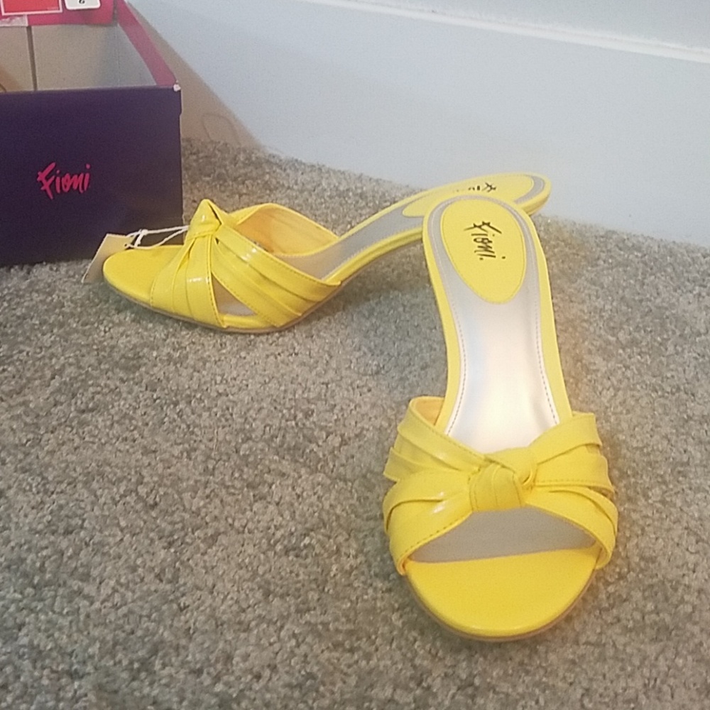 Yellow Slip-in pumps